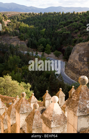 Vista panoramica della strada e del paesaggio rurale dalle mura della città di Segovia, Spagna Foto Stock