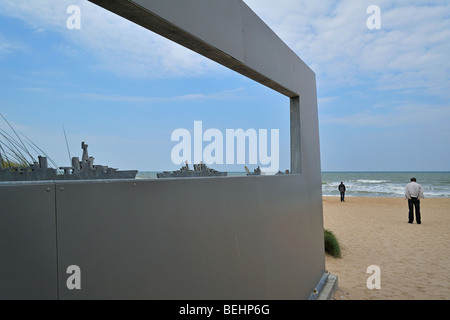 Turisti e lavori di arte presso la Seconda Guerra Mondiale due invasione di Juno Beach a Courseulles-sur-Mer, Normandia, Francia Foto Stock