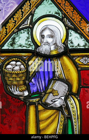Una vetrata di Joseph Grant di Costessey raffigurante San Filippo l'Apostolo con un cesto di pani, All Saints Church, Wighton, Norfolk Foto Stock