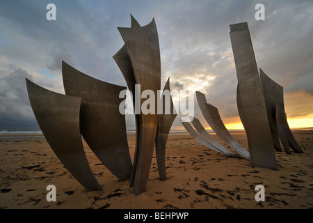 Il WW2 American D-Day lo sbarco a Omaha Beach Monument Les Braves sulla spiaggia a Saint-Laurent-sur-Mer al tramonto, Normandia, Francia Foto Stock