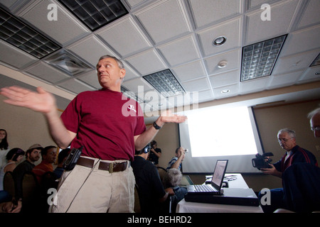 Metereologo Don Burgess punti a una mappa meteo durante la mattina con un briefing per il progetto Vortex 2 a Kearney, Nebraska Foto Stock