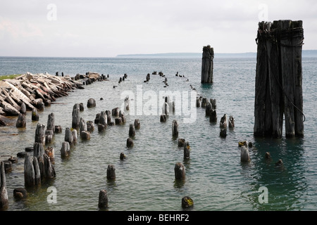 Resti del vecchio molo sul lago Huron a Saint Ignace, Michigan, grandi Laghi nessuno ad alta risoluzione Foto Stock