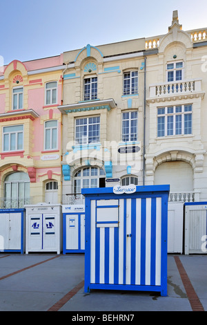 Cabine da spiaggia sul mare dyke / promenade a Wimereux, Côte d'Opale, Pas-de-Calais, Francia Foto Stock