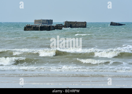 Seconda guerra mondiale due scatole di cemento, noto come Phoenix cassettoni di fronte WW2 Gold Beach a Asnelles, Normandia, Francia Foto Stock