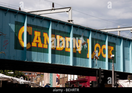 Camden Lock dipinta sul ponte della ferrovia in Camden, Londra Inghilterra. Preso in estate 2009. Foto Stock