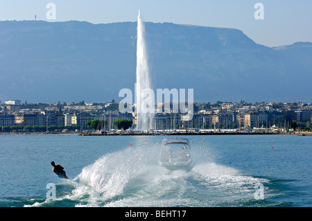 Sci d'acqua nella rada di fronte al gigantesco fontana Jet d'Eau, Lac Ginevra, Monte Saleve dietro, Ginevra, Svizzera Foto Stock