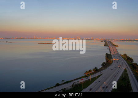 Elevato angolo di visione di un autostrada, Julia Tuttle Causeway, Miami, Florida, Stati Uniti d'America Foto Stock