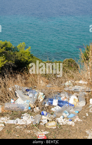 Scartato rifiuti su un greco il paesaggio costiero che si affaccia sul Golfo Toroneos a Nea Fokea (Calcidica) Grecia settentrionale Foto Stock