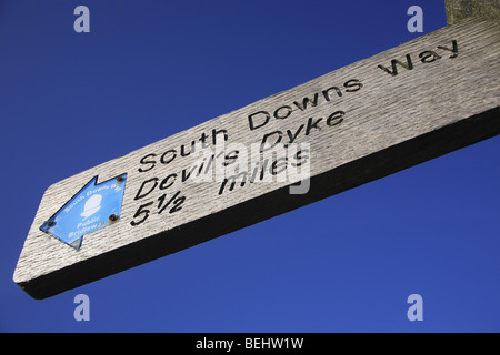 Cartello per Devil's Dyke sulla South Downs Way Foto Stock