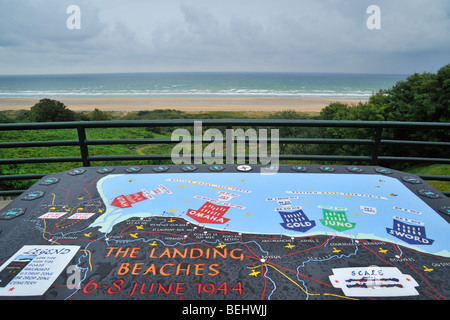 Tabella di orientamento che mostra le spiagge dello sbarco a WW2 Normandia Cimitero e memoriale americano a Colleville-sur-Mer, Normandia, Francia Foto Stock