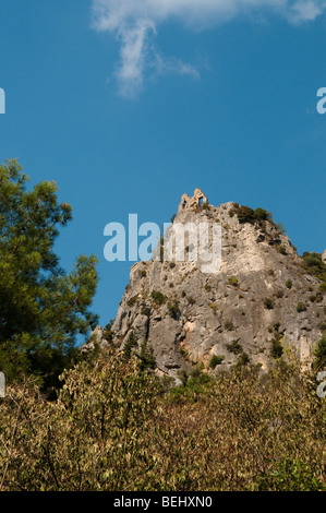 Rovine del castello sulla collina vicina, Saint-Guilhem-le-Desert village, Francia Foto Stock