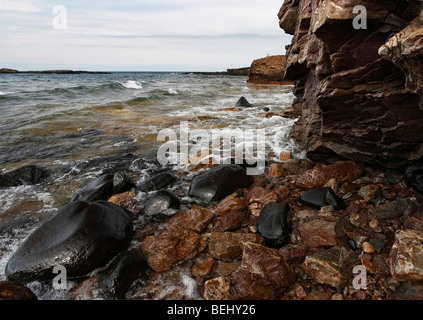 Lake Superior Presque Isle State Park Michigan, Stati Uniti, paesaggio dei grandi Laghi, acqua e cielo all'orizzonte, onde sulla spiaggia dall'alto, vista ad alta risoluzione Foto Stock