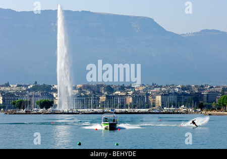 Sci d'acqua nella rada di fronte al gigantesco fontana Jet d'Eau, Lac Ginevra, Monte Saleve dietro, Ginevra, Svizzera Foto Stock