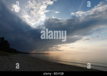 Tramonto estivo sul lago Superior nella penisola superiore del Michigan negli Stati Uniti angolo basso nessuno minimalista sfondo naturale alta risoluzione Foto Stock