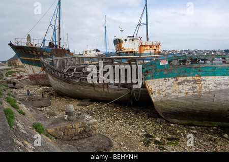 Relitti del vecchio trawler barche da pesca nel porto di Camaret-sur-Mer Finistère Bretagna, Francia Foto Stock