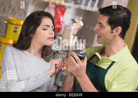 Addetto alle vendite ad assistere un cliente in un negozio di ferramenta Foto Stock