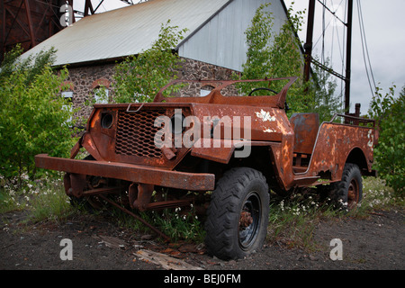 Vecchia Jeep arrugginita abbandonata negli Stati Uniti nessuno ad alta risoluzione orizzontale Foto Stock