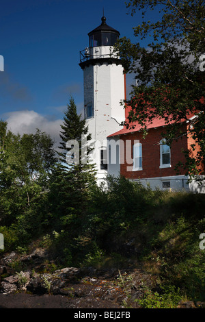 Eagle Harbor White Lighthouse Lake Superior nella Upper Peninsula Michigan, negli Stati Uniti, paesaggio blu cielo da vicino verticale e panoramico nessuno ad alta risoluzione Foto Stock