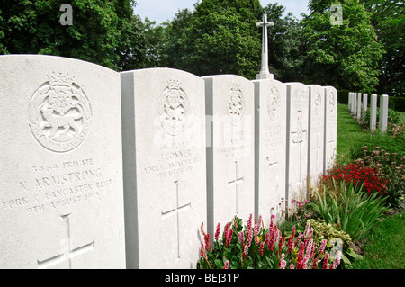 La prima guerra mondiale i bastioni cimitero / Lille Gate con croce di sacrificio e di tombe di British prima guerra mondiale uno dei soldati, Ypres, Belgio Foto Stock