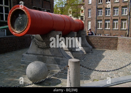 Dulle Griet / Mad Maggy, il nome di un grande cannone medievale vicino al Vrijdagmarkt a Gand, Belgio Foto Stock