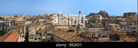 Vista panoramica della città di Corfu con Aghios Spiridonas La chiesa e il vecchio forte Foto Stock