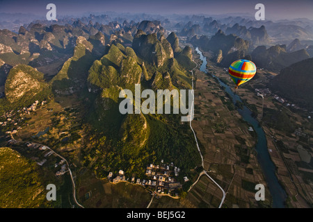 Una mongolfiera galleggia sopra il famoso ambiente carsico picchi e il Fiume Li. Yangshao, Cina. Foto Stock