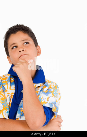Close-up di un ragazzo di pensare con la sua mano sul suo mento Foto Stock