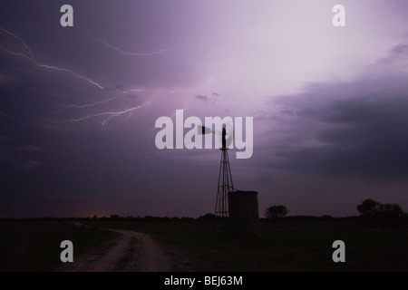 Mulino a vento con i fulmini, Sinton, Corpus Christi, Coastal Bend, Texas, Stati Uniti d'America Foto Stock