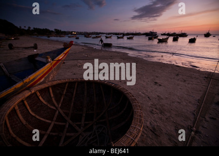 MUI NE, VIETNAM: Boat Harbour con tradizionale vietnamita barca rotonda al crepuscolo. Mui Ne, Vietnam. Foto Stock