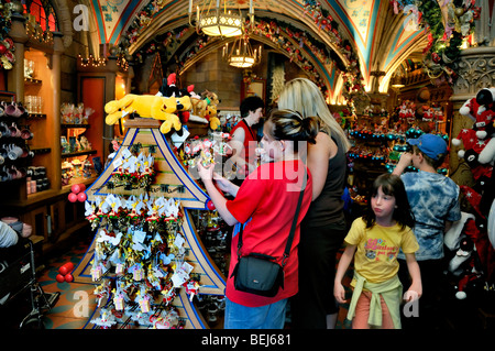 Chessy, Francia, persone Disneyland Parigi, Bambini, adolescenti Girls Shopping nel negozio di articoli da regalo 'Disney Stores' INTERNI COMMERCIALI Foto Stock