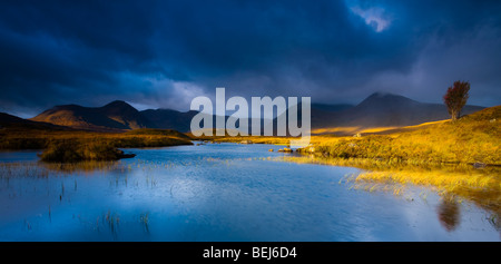 La Scozia, Highlands scozzesi, Rannoch Moor. La mattina presto il sole sul Rannoch Moor con la vetta del Monte Nero a distanza Foto Stock