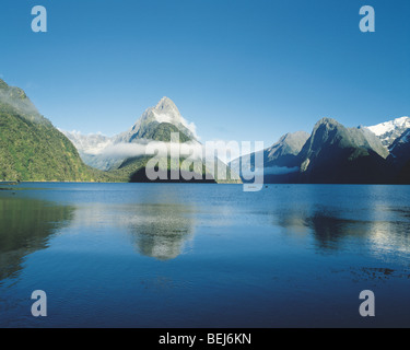 Picco di taglio obliquo, Milford Sound, Nuova Zelanda Foto Stock