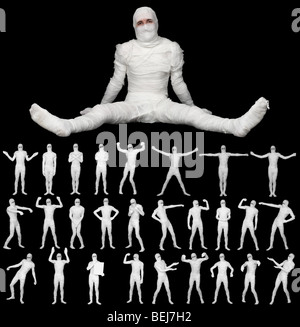 Raccolta della bendata mummie egizie isolata su uno sfondo nero Foto Stock