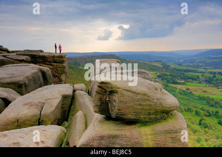 Walkers sul bordo Curbar Parco Nazionale di Peak District Derbyshire England Regno Unito Foto Stock