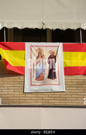 Lo spagnolo le bandiere e gli striscioni appesi a un edificio raffiguranti Nuestra Senora del Rosario e di San Francisco de ASIS Foto Stock