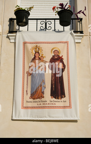 Lo spagnolo Banner su un edificio raffiguranti Nuestra Senora del Rosario e di San Francisco de ASIS Foto Stock