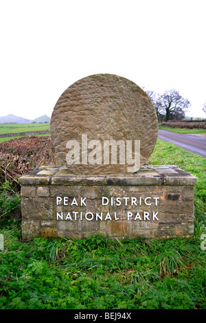 Parco Nazionale di Peak District macina segno di confine Derbyshire England Regno Unito Foto Stock