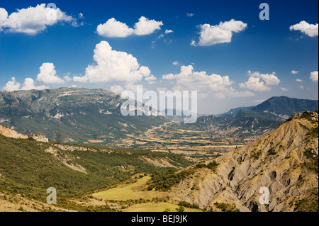 Vista verso est dal percorso tra San Vitorian Monastero e Espelunga Hermitage, pena Montanesa, Pirenei spagnoli, Huesca, Spagna Foto Stock