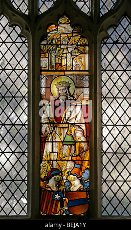 Una vetrata medievale raffigurante il re David che gioca la sua arpa, la chiesa di Santa Maria Maddalena, Warham, Norfolk, forse 16th secolo vetro tedesco Foto Stock