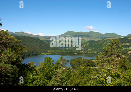 Il lago di Chambon e massiccio del Sancy. Puy de Dome. Auvergne. Francia Foto Stock