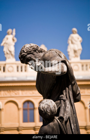 Scultura di uomo e bambino sul Graben, Vienna, Austria Foto Stock