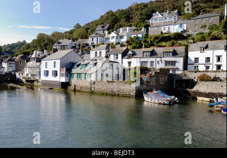 Barche ormeggiate a Polperro Harbour Foto Stock