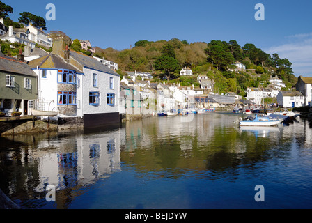 Barche ormeggiate a Polperro Harbour Foto Stock