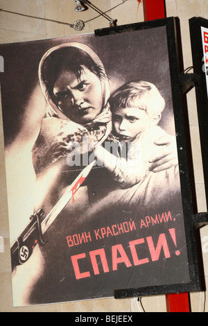 Un poster vintage - bill incollata (pubblicato) su pareti dai sovietici - partigiani ucraini durante l'invasione nazista II WW Odessa, Ucraina Foto Stock