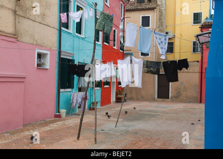 Lavanderia a Venezia, linee comuni per il lavaggio della famiglia, capi da asciugare. Case colorate sull'isola di Burano, parte di Venezia. anni '2009 2000 Foto Stock