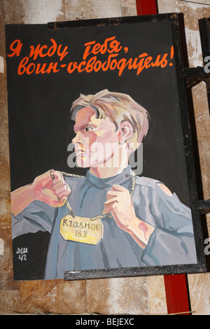 Un poster vintage - bill incollata (pubblicato) su pareti dai sovietici - partigiani ucraini durante l'invasione nazista II WW Odessa, Ucraina Foto Stock
