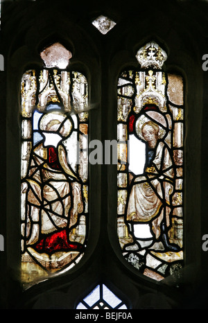 Dettagli della medioevale vetrata raffigurante San Sithe, a sinistra e di Santa Caterina, Cley-next-mare Chiesa, Norfolk Foto Stock