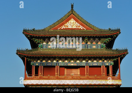 Qianmen Gate (Zhengyangmen) e Jianlou (freccia) porta all'estremità sud di piazza Tiananmen, Pechino CN Foto Stock