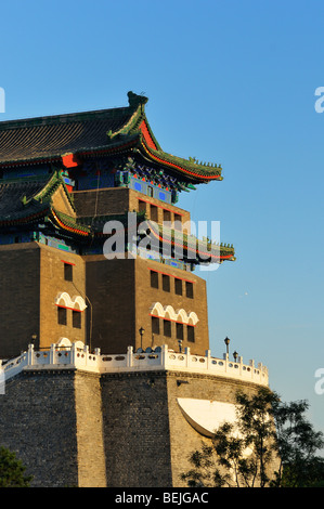 Qianmen Gate (Zhengyangmen) e Jianlou (freccia) porta all'estremità sud di piazza Tiananmen, Pechino CN Foto Stock