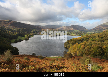 I colori autunnali presso il lago di Grasmere visto dalla Terrazza Loughrigg nel Lake District inglese, REGNO UNITO Foto Stock